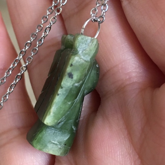 Hand carved nephrite jade pendant & chain - Picture 5 of 6
